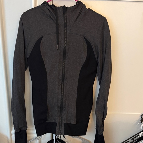 Lululemon Black/Grey reversal Jacket with Ruched Sleeves - Picture 2 of 4